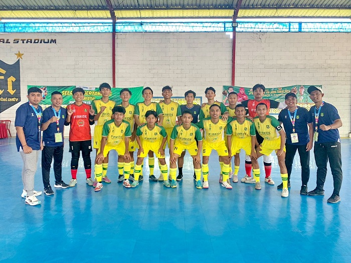 KOMPAK: Atlet futsal Sumenep berfoto bersama usai melawan Kabupaten Bojonegoro dalam ajang Porprov VIII Jatim di Lapangan Fatkhi Futsal Center Sidoarjo Selasa (5/9). (EKO SULISTIYO UNTUK JPRM)