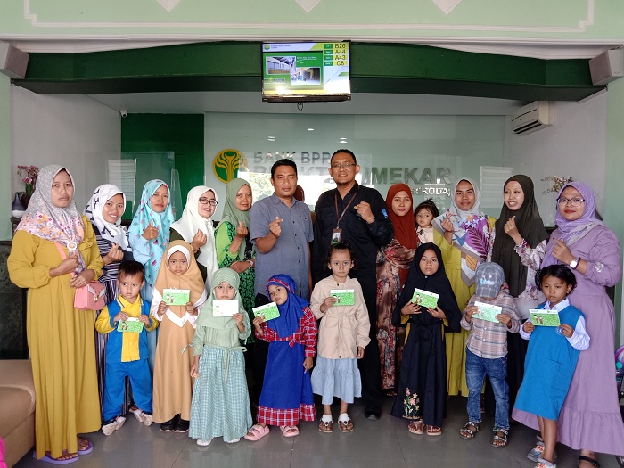 PARA JUARA: Para pemenang lomba kolase menunjukkan buku tabungan Simpel di kantor BPRS Bhakti Sumekar, Selasa (5/9). HERIVIYA YUVI/JPRM