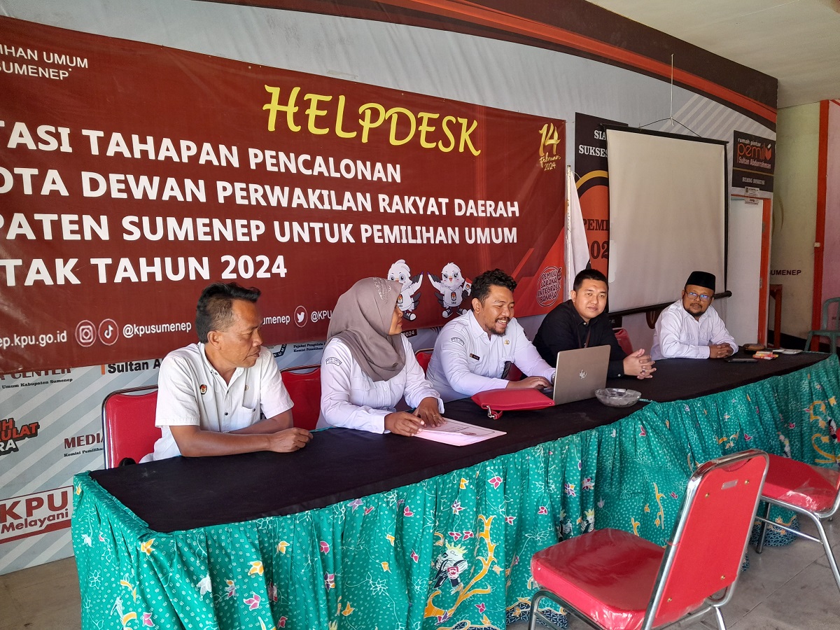 MENUJU PEMILU: Komisioner KPU Sumenep Divisi Teknis dan Penyelenggaraan Pemilu Decky Prasetia Utama (baju hitam) bersama anggota tim berjaga di posko help desk kantor KPU setempat. (MOH. BUSRI/JPRM)