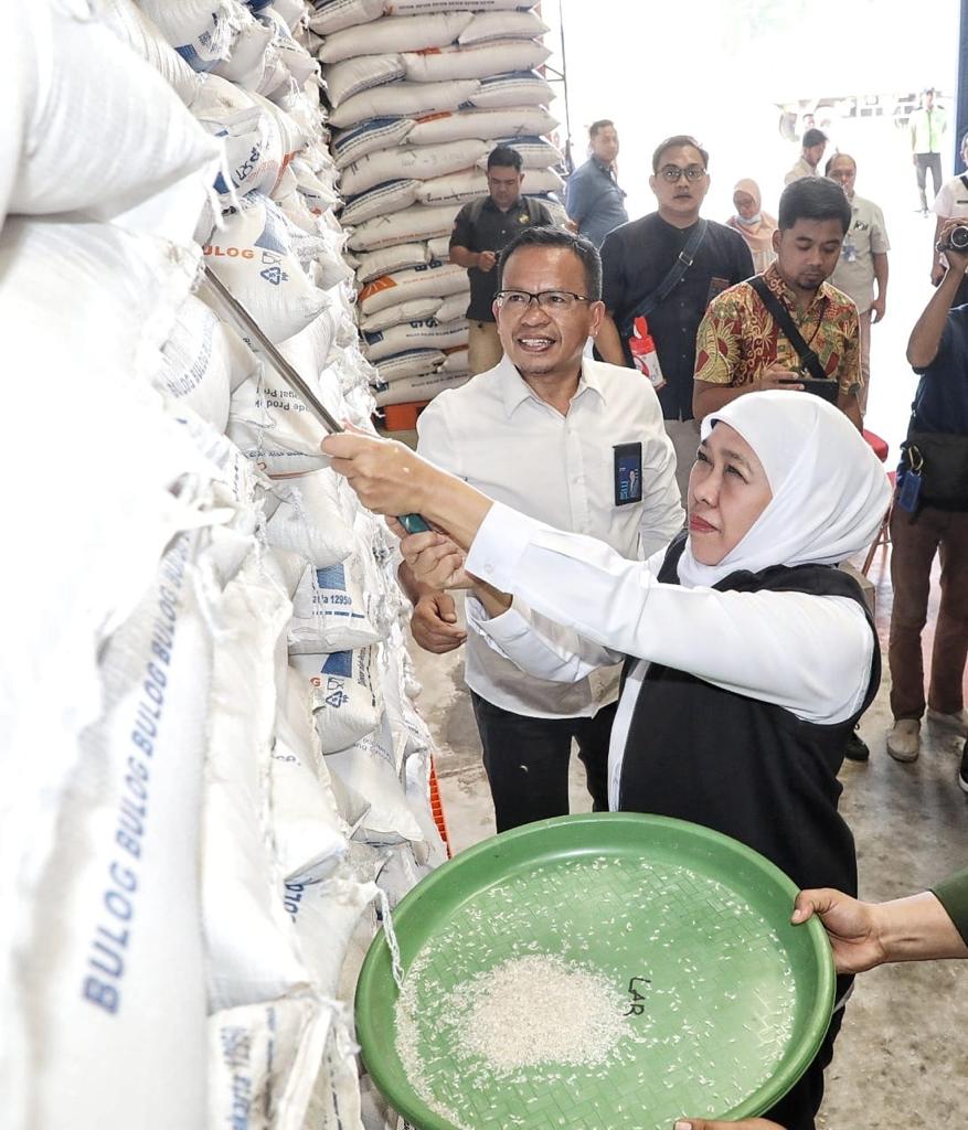 GERAK CEPAT: Gubernur Jatim Khofifah Indar Parawansa meninjau Gudang BULOG di kawasan Banjar Kemantren, Buduran, Kabupaten Sidoarjo, Rabu (6/9).