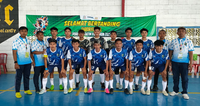 BERJUANG: Tim futsal Sampang berpose sebelum menghadapi tim Magetan di Fatkhi Futsal Center Sidoarjo, Selasa (5/9). (AFKAB PSSI SAMPANG UNTUK JPRM)