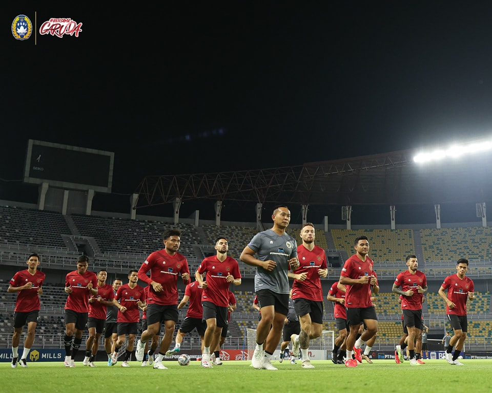SEMANGAT: Timnas Indonesia jalani official training jelang laga FIFA Match Day kontra Turkmenistan di Stadion Gelora Bung Tomo, Surabaya. (Instagram: @timnas.indonesia)