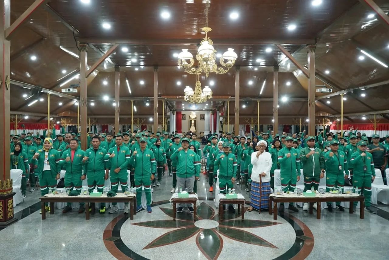 SATU TEKAD: Ketum KONI Bangkalan (enam dari kanan) bersama forkopimda, tokoh agama, dan seluruh atlet porprov berfoto bareng setelah doa bersama di Pendopo Agung, Rabu (6/9) malam. (PROKOPIM FOR JPRM)