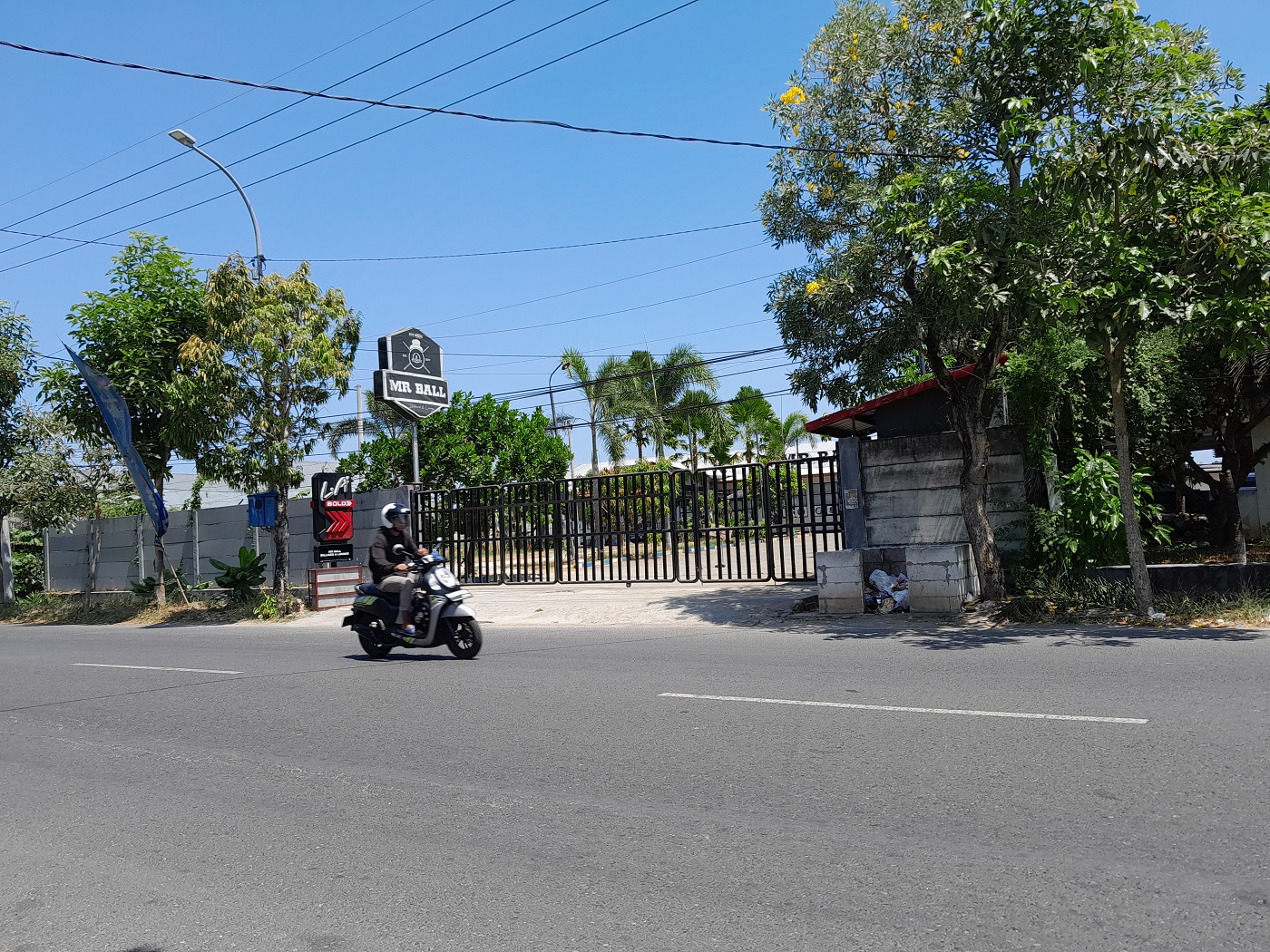 DITUTUP: Pengendara motor melintas di depan Mr Ball, Jalan Arya Wiraraja, Sumenep, Kamis (7/9). (MOH. BUSRI/JPRM)