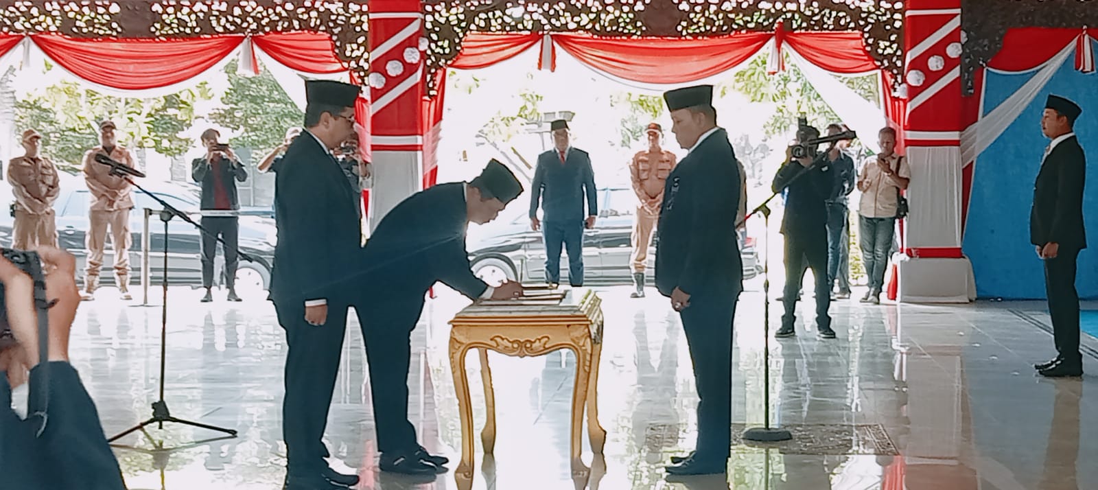 Sekda Sampang menandatangani berkas saat prosesi pelantikan ASN di Pendapa Trunojoyo Sampang, Jumat (8/9).