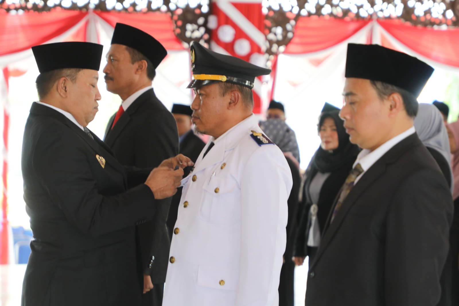 SEMATKAN: Bupati Sampang Slamet Junaidi menyematkan pin kepada Camat Kota Sampang saat prosesi pengambilan pejabat pada Jumat (8/9).