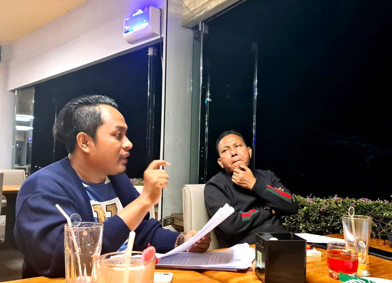 SERIUS: Redpel JPRM berdiskusi dengan Ketua Komisi B DPRD Jatim Aliyadi Mustofa terkait draf naskah raperda pertembakauan Jatim di Taman Dayu Golf Club and Resort, Pasuruan.