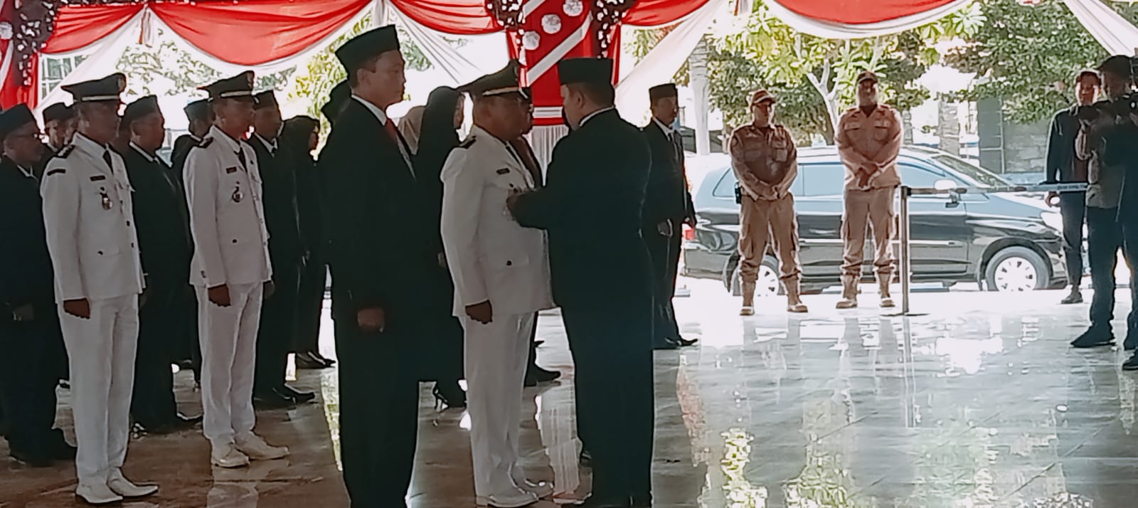 SEMATKAN PIN: Bupati Sampang Slamet Junaidi saat prosesi pengambilan sumpah pejabat, Jumat pagi (8/9).