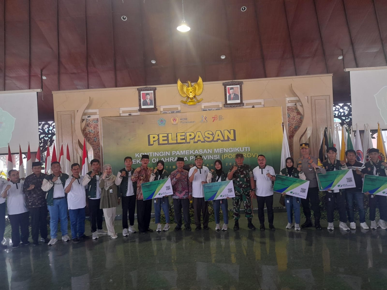 BERSINERGI: Manajer KONI Pamekasan, Wabup, Ketua DPRD, Ketum KONI, forkopimda, dan perwakilan atlet berfoto bersama di Pendopo Mandhapa Agung Ronggosukowati Kamis (7/9). (AYU LATIFAH/JPRM)