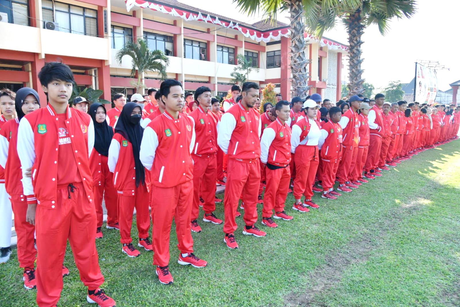 TEGAS: Atlet mengikuti apel pelepasan di halaman pemkab, Senin (4/9). (PROKOPIM SUMENEP UNTUK JPRM)