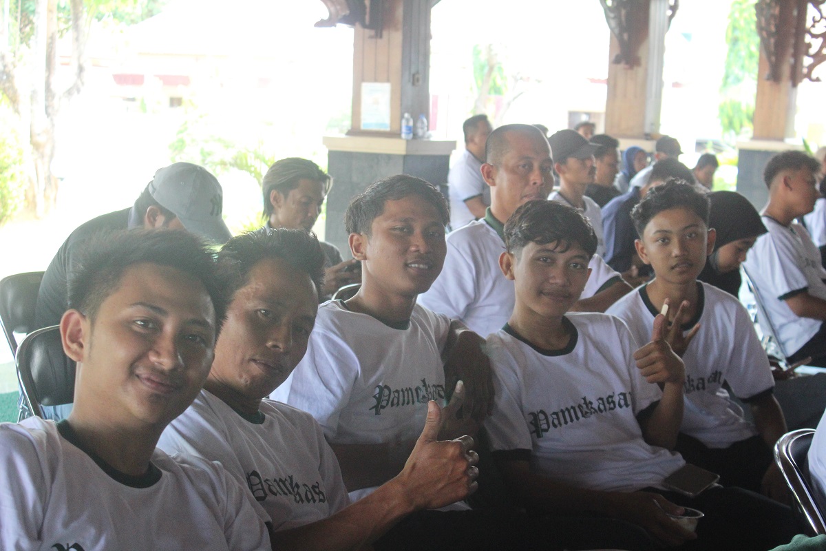 PENUH SEMANGAT: Atlet berswafoto dalam acara pelepasan cabor menuju porprov di Pendopo Ronggosukowati, Kamis (7/9). (AYU LATIFAH/JPRM)