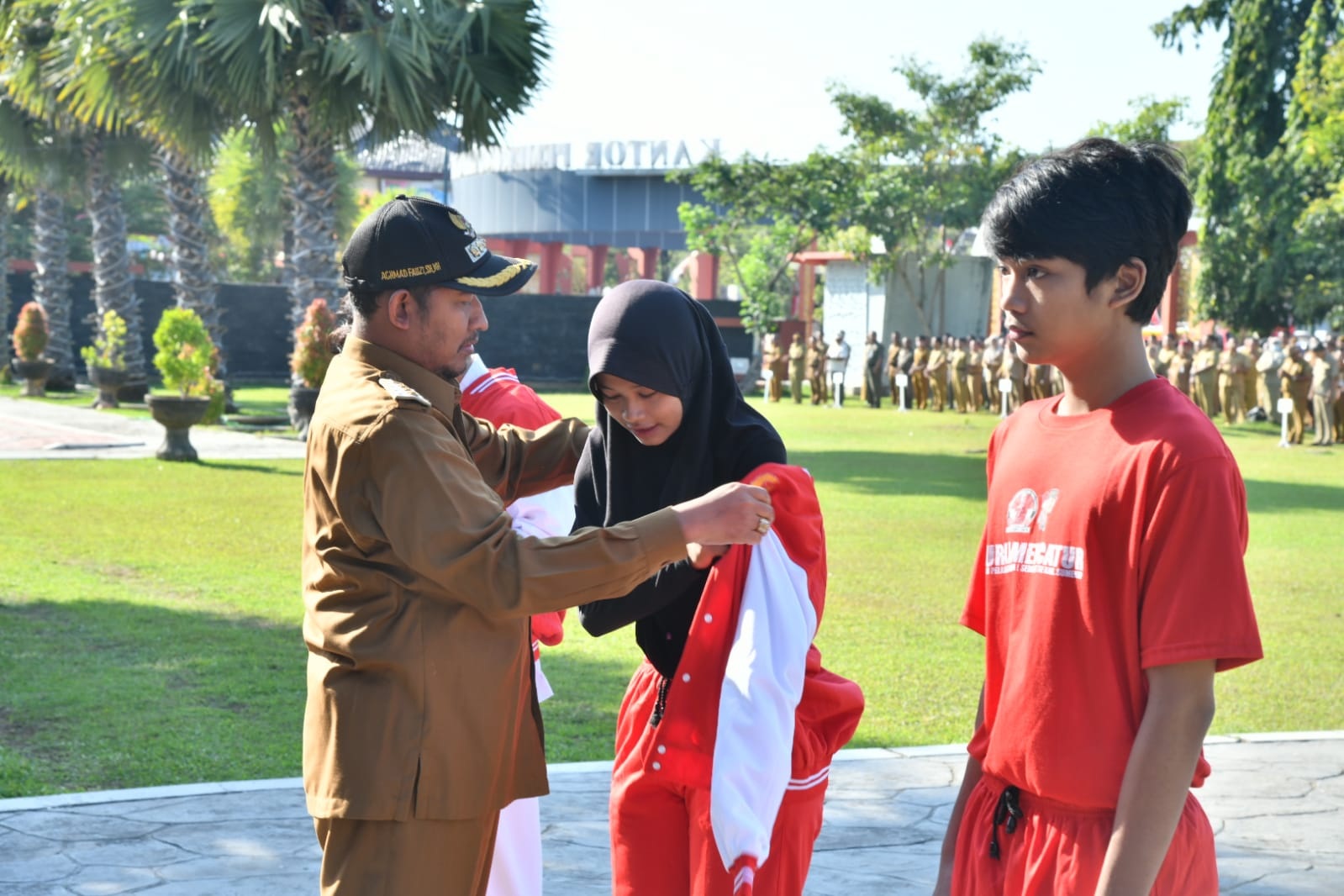 ORANG PILIHAN: Bupati Sumenep Achmad Fauzi Wongsojudo memberangkatkan atlet Sumenep ke porprov di halaman pemkab pada Senin (4/9). (PROKOPIM SUMENEP UNTUK JPRM)