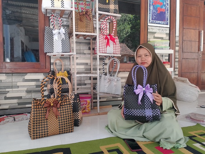 KREATIF: Homsiyah menunjukkan produk tas jali buatannya dirumahnya di Desa Klampar, Kecamatan Proppo, Pamekasan, Sabtu (9/9). (UBAIDILLAHIR RA&rsquo;IE/JPRM)