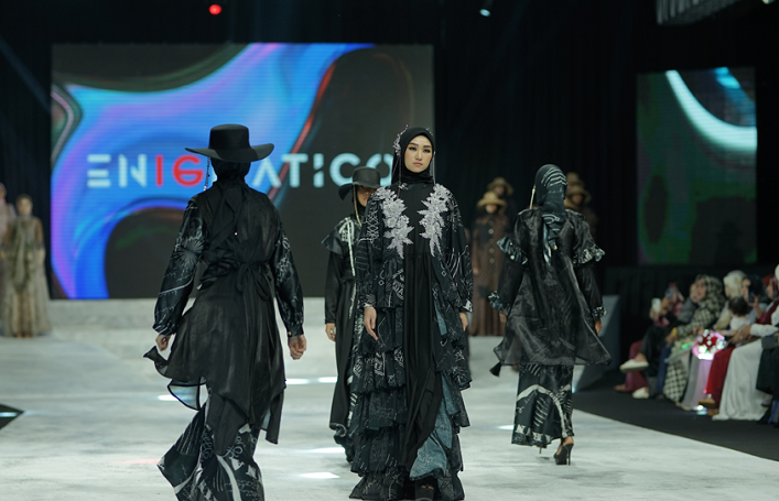 SITA PERHATIAN: Model sedang mengenalkan Brand Arrina Premium Hijab asal Kecamatan Ganding Sumenep di event SPF 2023 yang diadakan di TP 3 pada Jumat (8/9). (JAZZ PICTURE UNTUK JPRM)