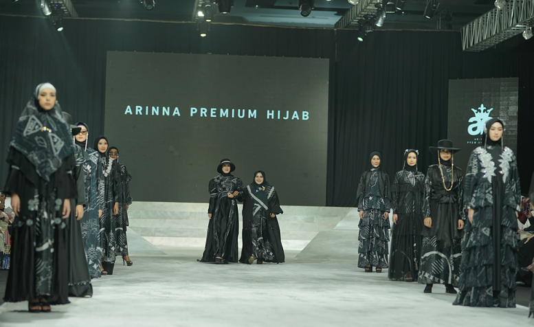 MAMPU BERSAING: Brand Arinna Premium Hijab asal Kecamatan Ganding, Sumenep, dalam event SFP 2023 yang dilaksanakan di TP 3 pada Jumat (8/9). (JAZZ PICTURE UNTUK JPRM)