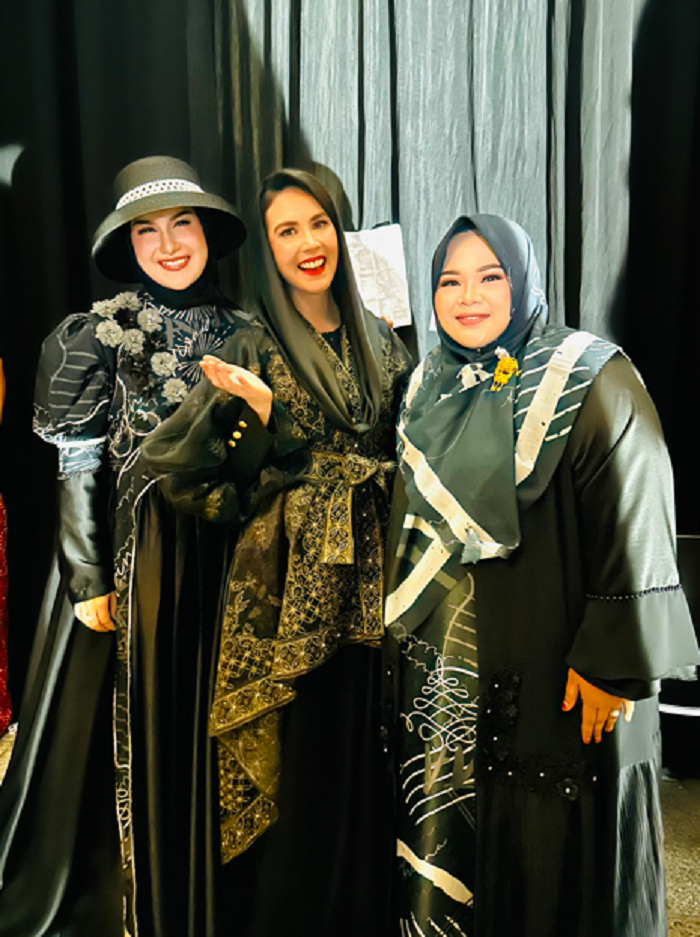 EKSIS: Owner Arinna Premium Hijab Arinah Hidayah (kanan) foto bersama istri Wakil Gubernur Jawa Timur Arumi Bachsin (tengah) dan artis Iris Bella di event SPF 2023 di TP 3, Jumat (8/9).