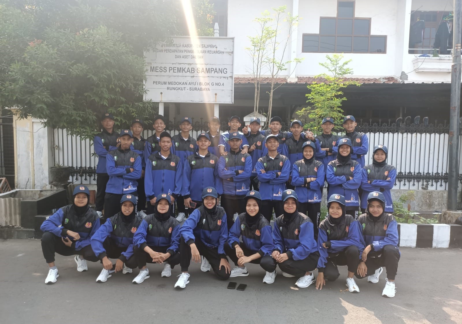 BERJUANG: Atlet judo dan sambo Sampang berfoto di depan mes Pemkab Sampang di Perumahan Medokan Ayu Surabaya, Jumat (8/9). (KONI SAMPANG UNTUK JPRM)