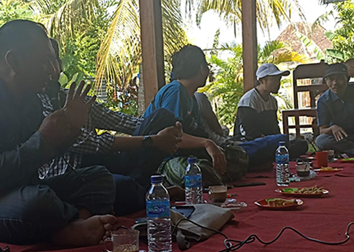 NGATORRAGI PAMANGGI: Pelukis Edi Supratman memberikan gagasan dalam silaturahmi dan temmo kerrong seniman yang digelar Dewan Kesenian Sumenep, Minggu (3/9). (LUKMAN HAKIM AG./JPRM)