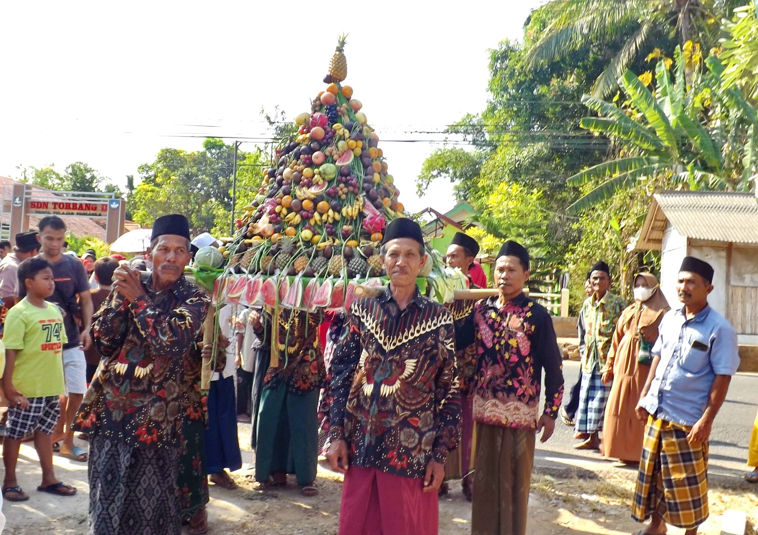 UNIK: Warga Dusun Gilir, Desa Torbang, Kecamatan Batuan, Sumenep, membawa buah dan sayur yang dihias saat melaksanakan kegiatan budaya tatorbangan pada Jumat (8/9). (MOH. IQBAL/JPRM)