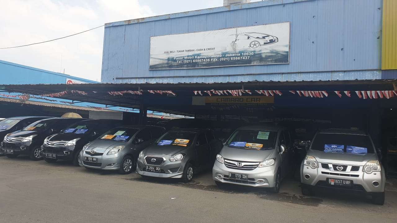 MAJANG: Deretan mobil bekas yang siang dijual.