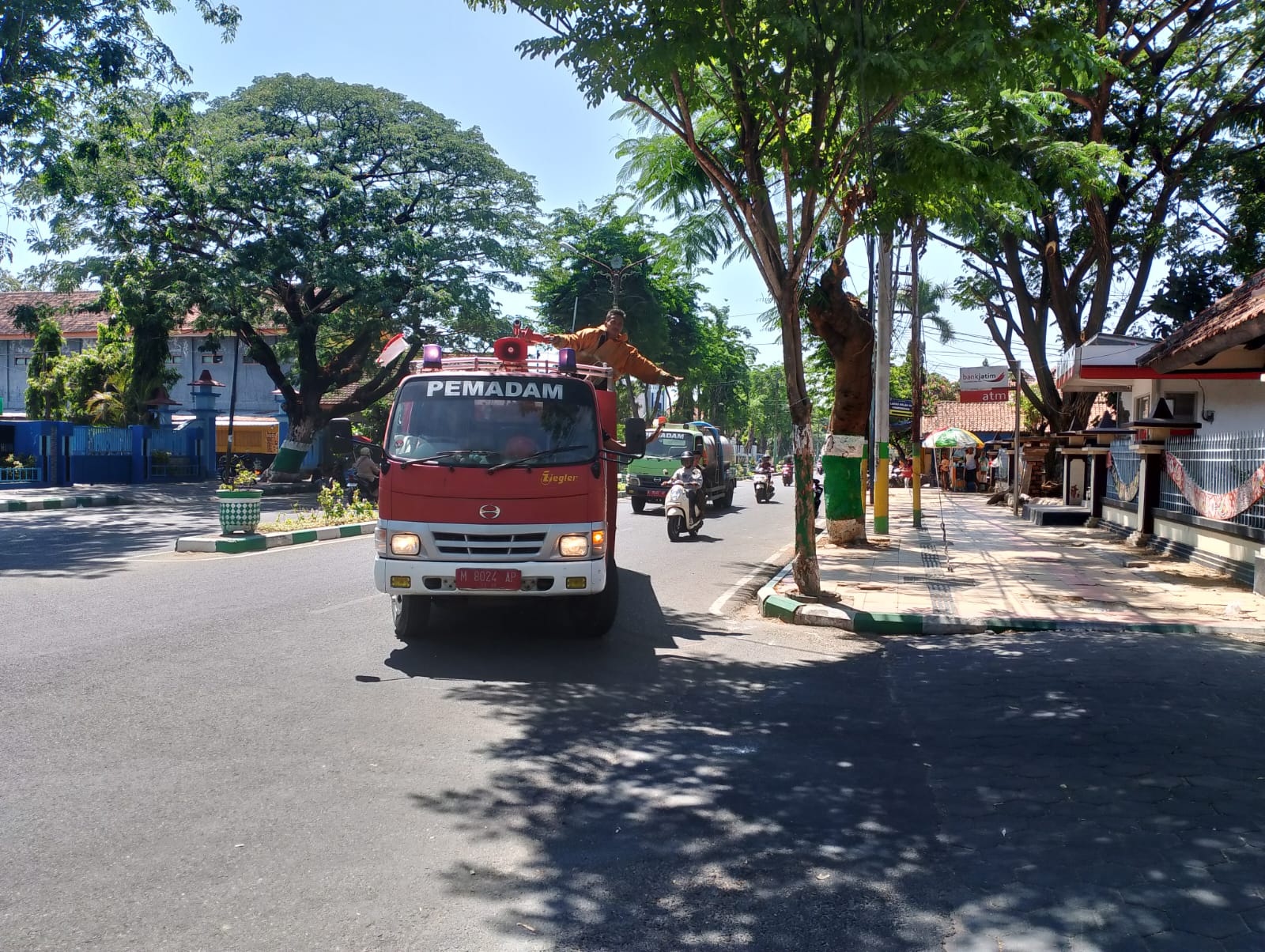 RESPONSIF: Petugas mengemudi armada damkar setelah memadamkan api di Desa Patemon, Kecamatan Pamekasan, Minggu (10/9). (UBAIDILLAHIR RA&rsquo;IE/JPRM)