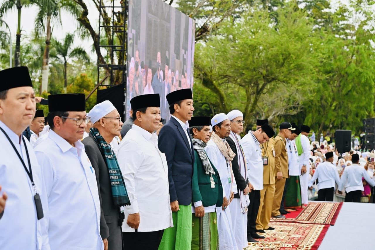 DEKAT: Prabowo Subianto bersama Presiden Joko Widodo dan para ulama.
