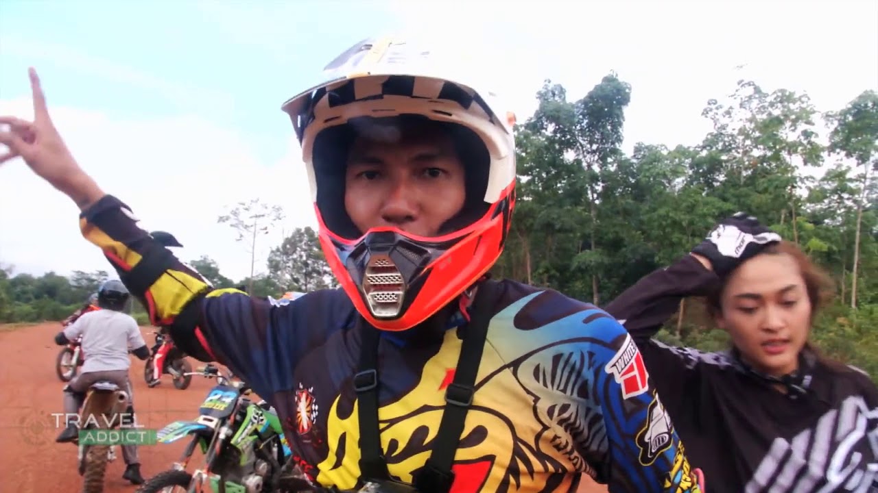 UJI NYALI: Bermain trabas merupakan olahraga rekreasi yang membutuhkan keberanian dan ketangkasan dalam mengendalikan motor.