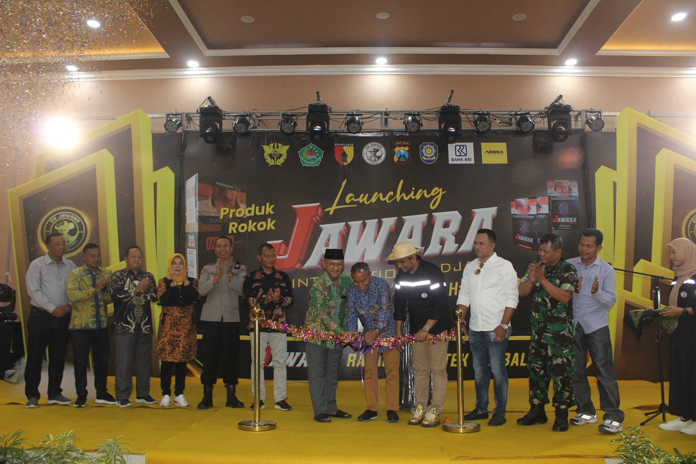 BANGGA: Pemotongan pita oleh Owner CV Jawara Internasional Djaya (baju hitam) bersama Ketua DPRD Pamekasan dan Kepala Disperindag pada acara launching Minggu (10/9). (MOH. JUNAIDI/JPRM)