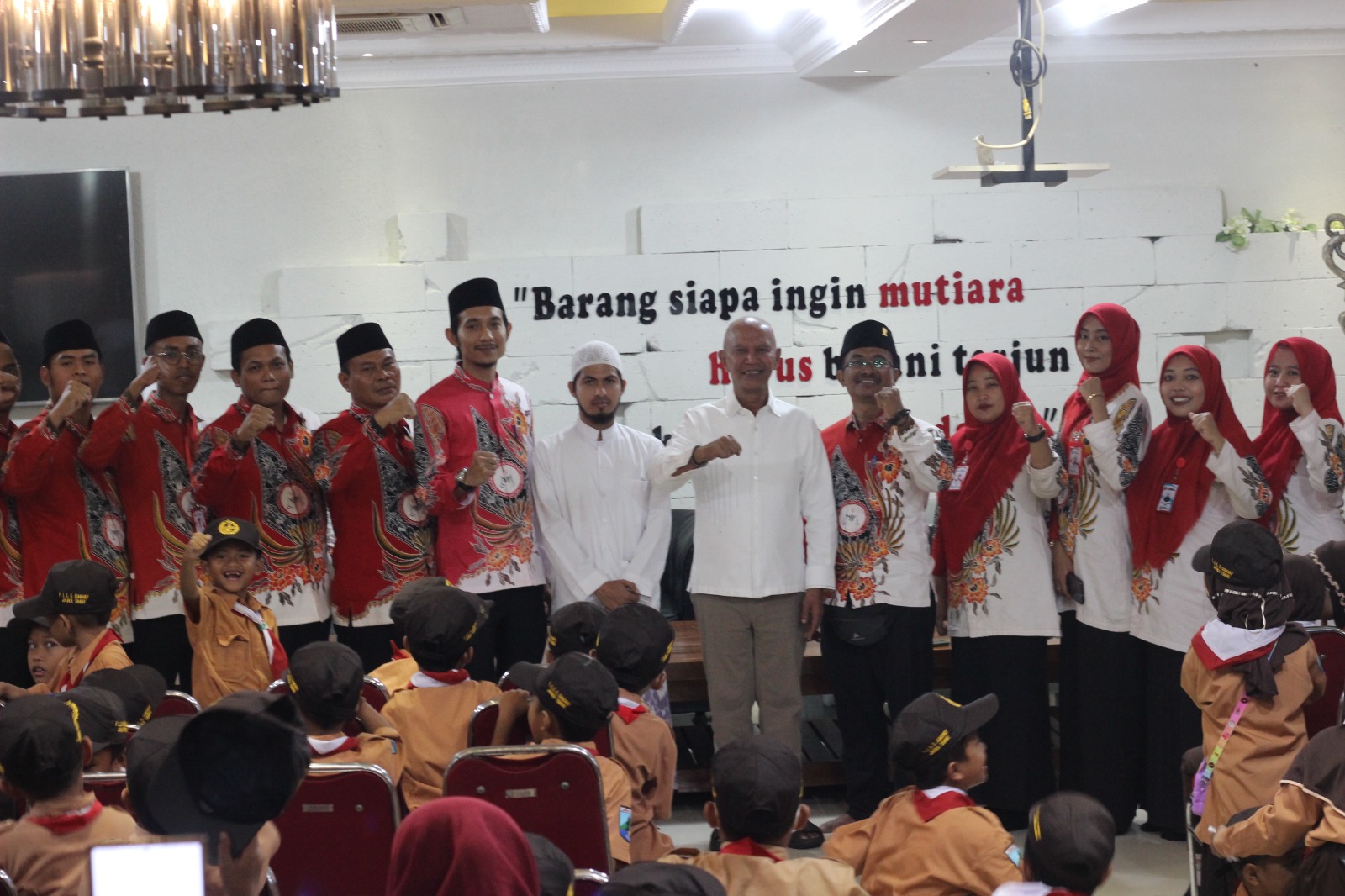 MH Said Abdullah foto bersama para guru.