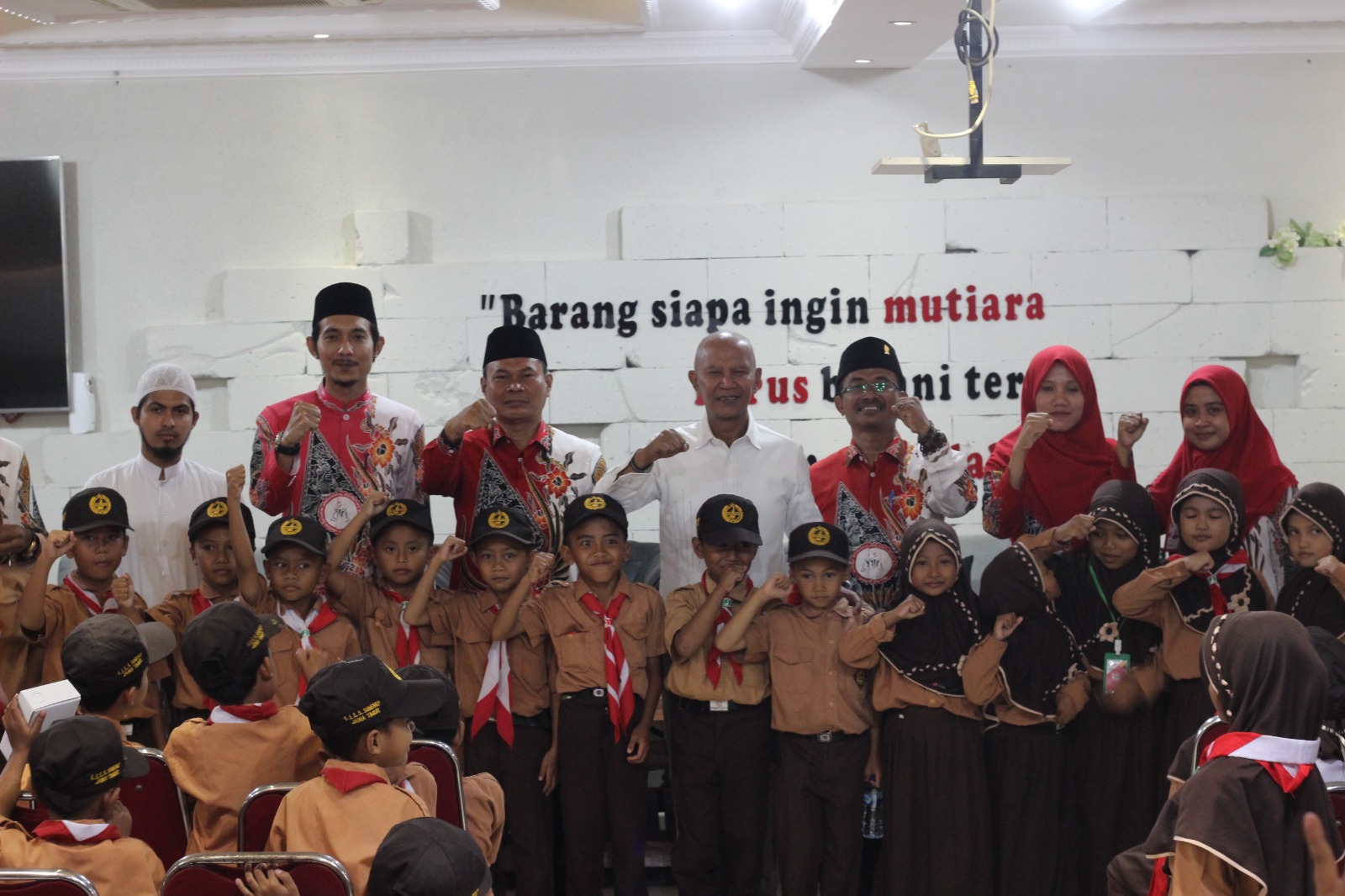 MH Said Abdullah foto bersama para guru dan siswa.