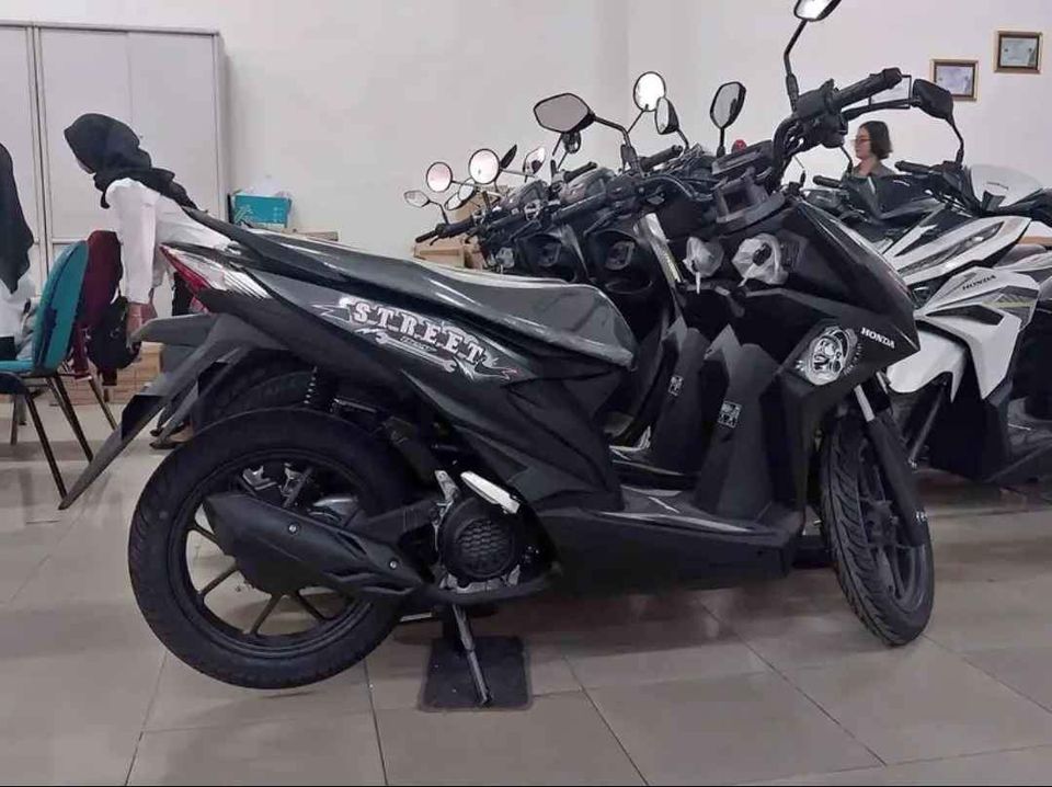 BERJEJER: Motor metik dipajang di dealer.