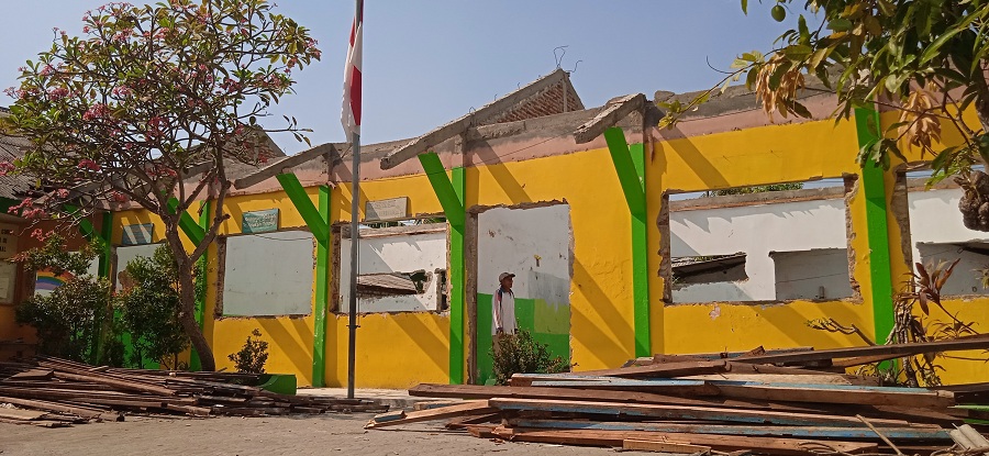 TERBUKA: Penjaga SDN Telang 2, Desa Telang, Kecamatan Kamal, Bangkalan, berada di ruang kelas yang akan direhab Selasa (12/9). (JUPRI/JPRM)