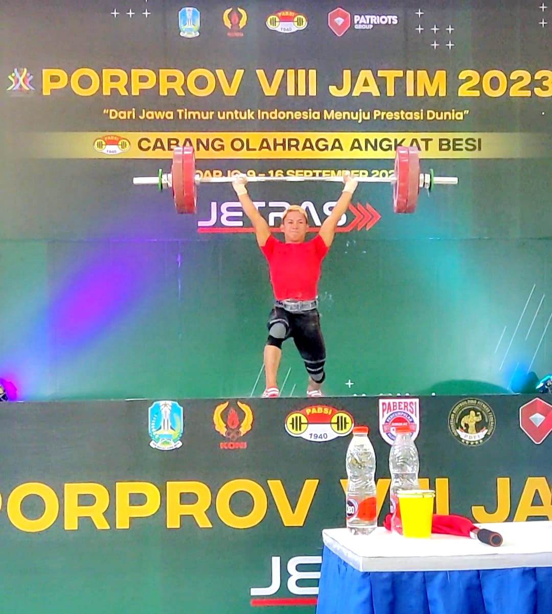 BERPRESTASI: Atlet PABSI Pamekasan Moh. Dimas Safi&rsquo;i mengangkat besi saat tampil di ajang Porprov VIII Jatim di Sidoarjo Senin (11/9). (PABSI UNTUK JPRM)