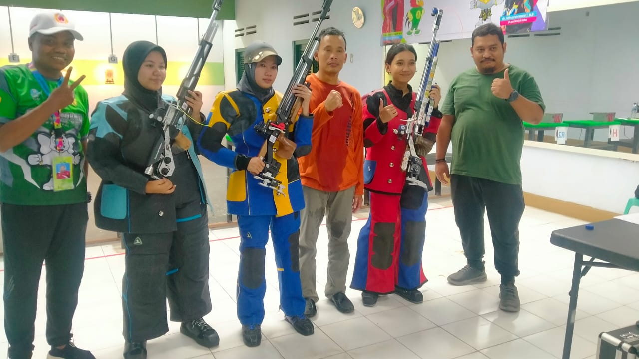 EMAS: Atlit menembak Kabupaten Sampang Cindi Vira Utamy (tengah) didapampingi pelatih Hasan Busri, Selasa (12/9).