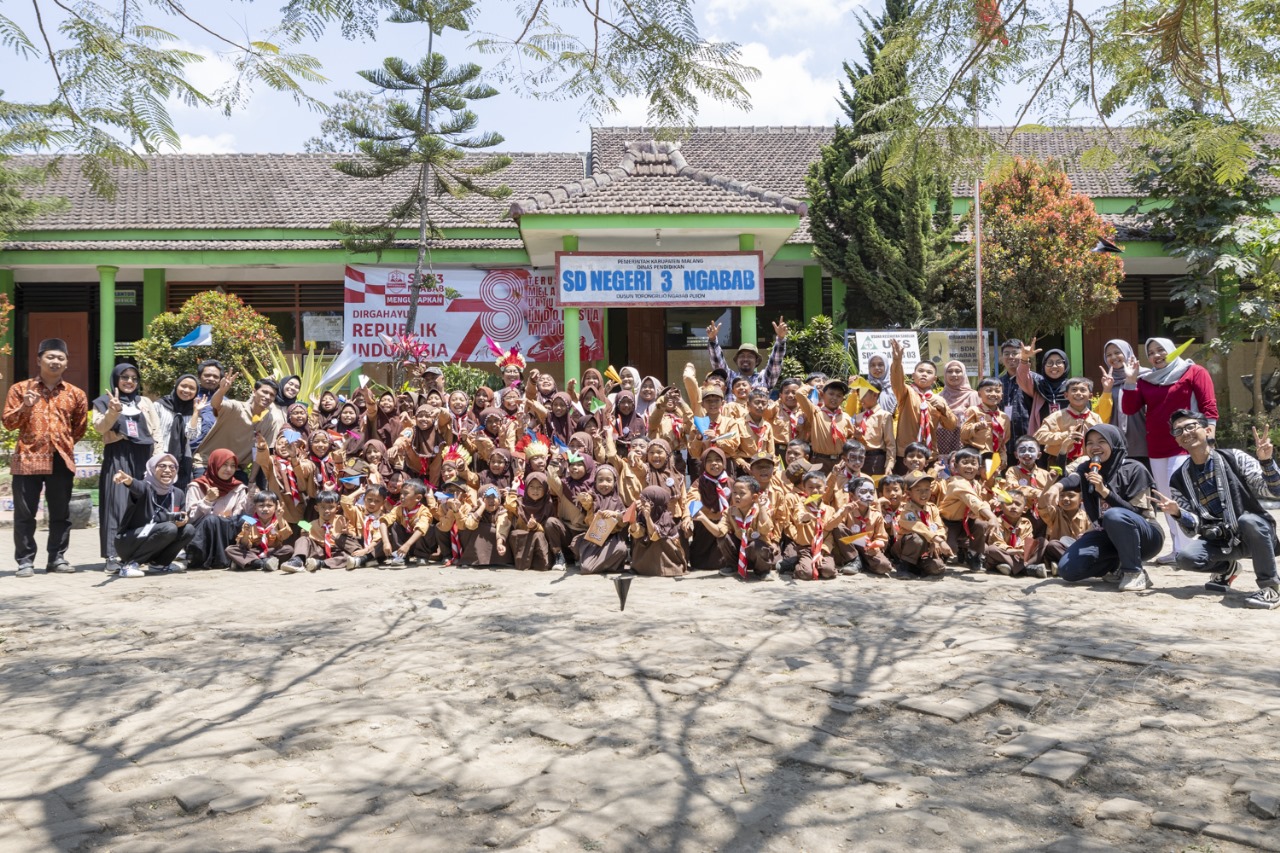 KOMPAK: Relawan bersama guru dan murid SDN Ngabab 3, Desa Ngabab, Kecamatan Pujon, Malang, mengabadikan momen pada Kelas Inspirasi Malang 9, Sabtu (9/9). (M. LEO NUGRAHA UNTUK JPRM)