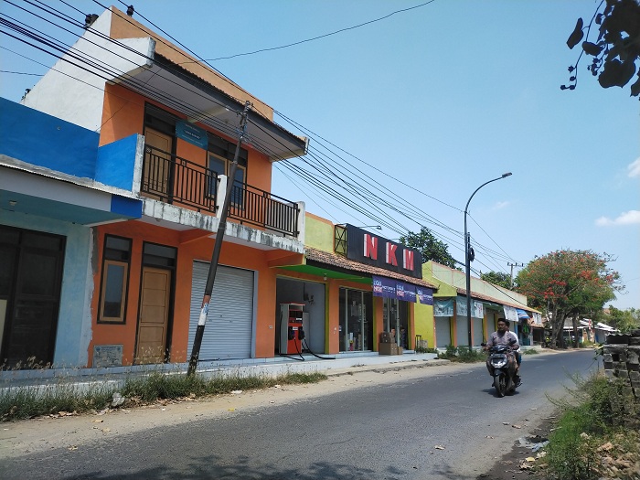 ASET: Pengendara melintas di depan BUMDes Gema Matahari, Desa Martajasah, Bangkalan, Selasa (12/9). (VIVIN AGUSTIN HARTONO/JPRM)