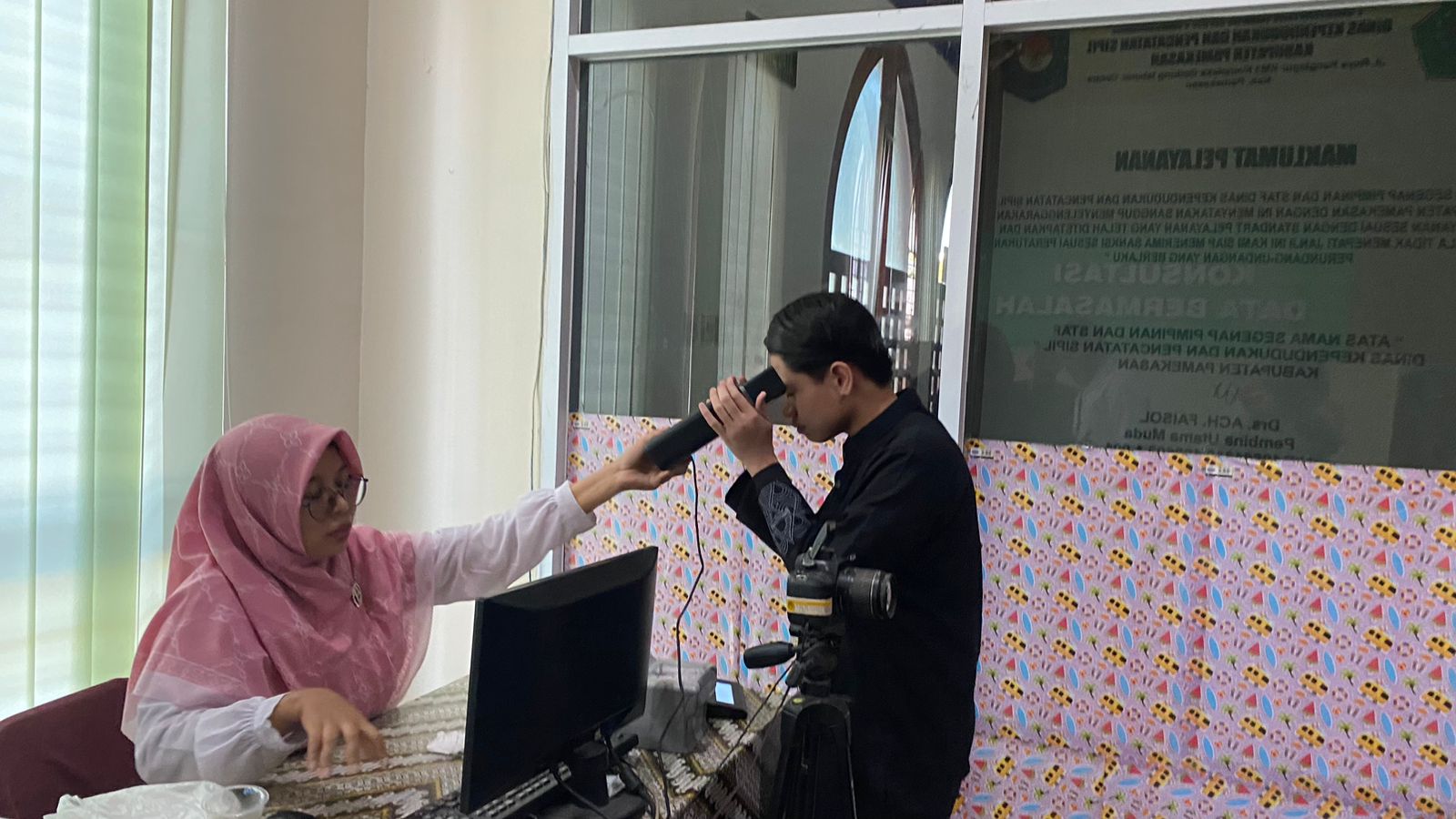 LAYANAN: Petugas memandu peserta perekaman e-KTP di kantor Disdukcapil Senin (11/9). (AYU LATIFAH/JPRM)