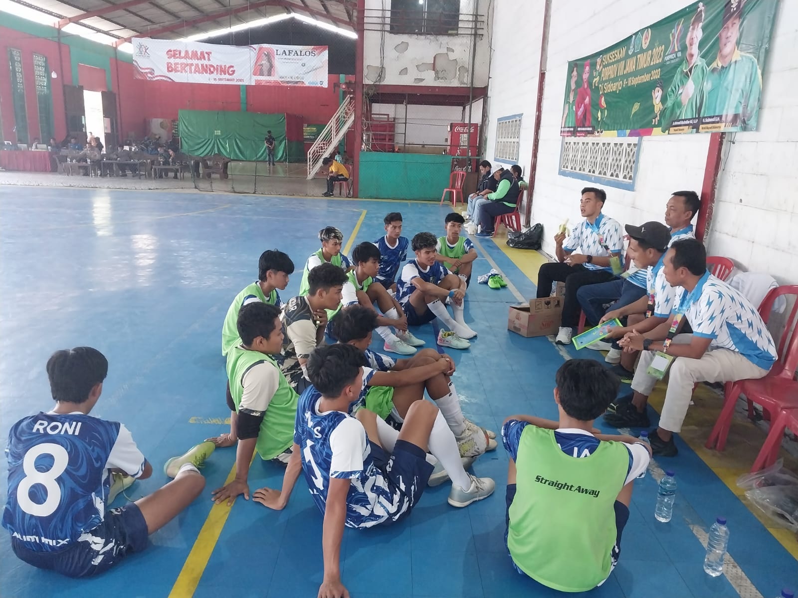 TETAP BERSEMANGAT: Tim mendapat arahan dari pelatih di Fatkhi Futsal Center Sidoarjo Senin (11/9). (AFKAB PSSI SAMPANG UNTUK JPRM)