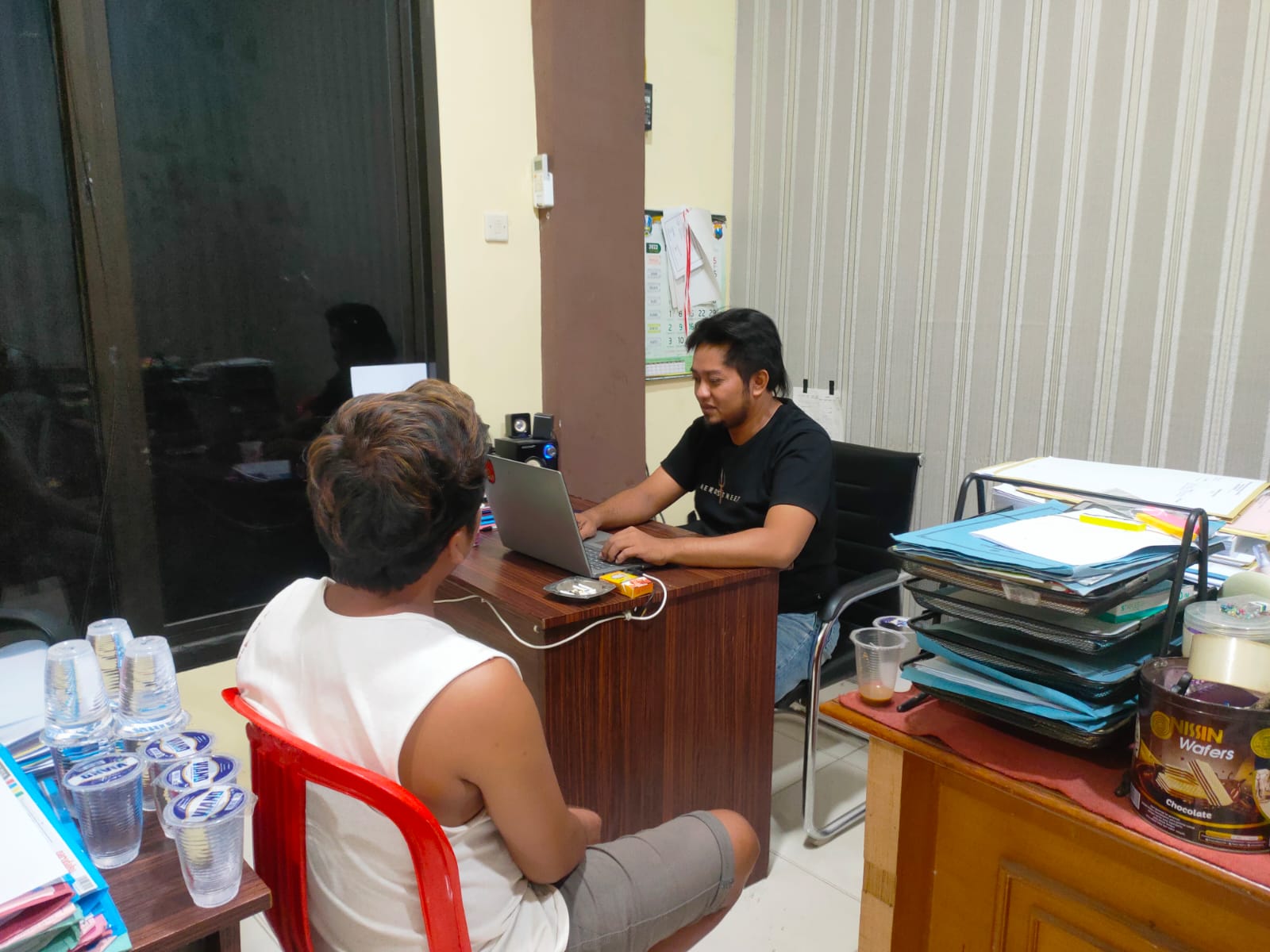TAK BERKUTIK: Terduga pelaku dimintai keterangan di salah satu ruangan Satreskrim Polres Sampang pada Minggu (10/9). (POLRES SAMPANG UNTUK JPRM)