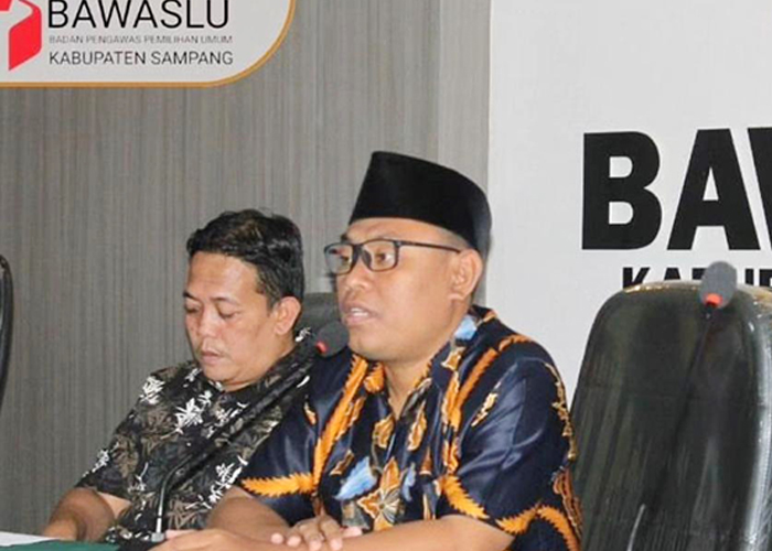 PAPARAN: Ketua Bawaslu Sampang Muhalli saat menghadiri sebuah acara. (BAWASLU UNTUK JPRM)