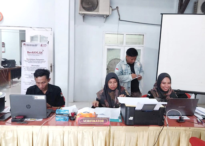 BEKERJA: Tim verifikator KPU Pamekasan memverikasi berkas bacaleg, Selasa (25/7). (FAHMI JALIL/JPRM)