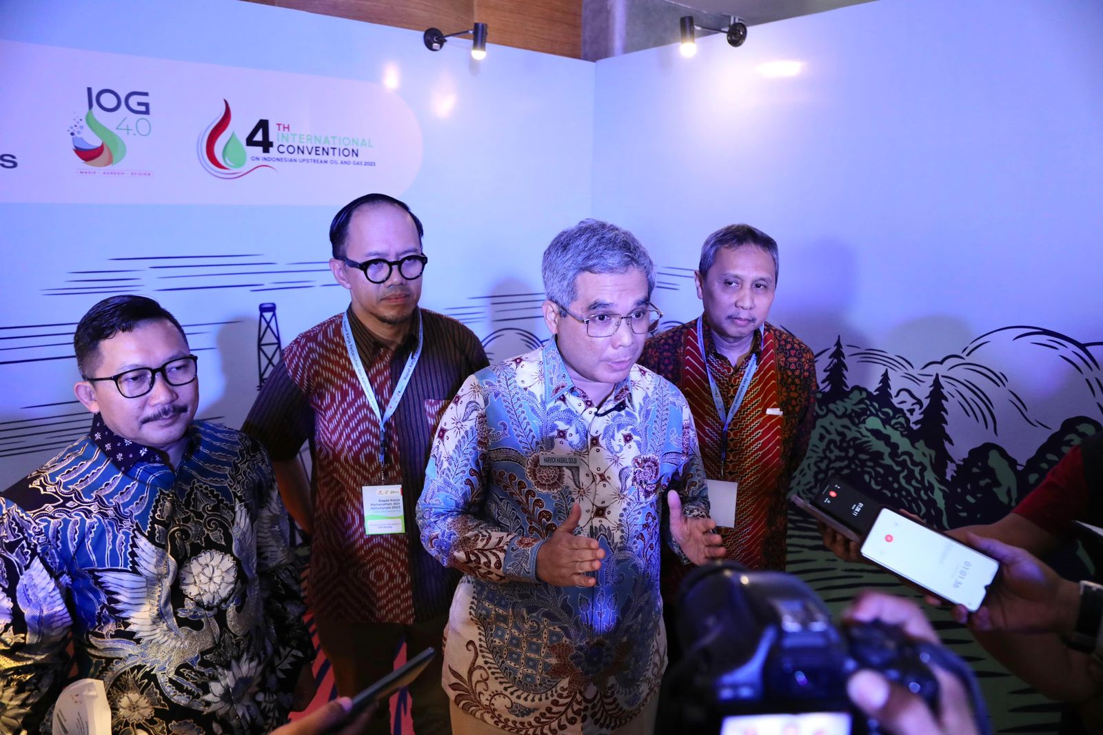 BERI KETERANGAN: Konferensi pers usai rapat bersama di Surabaya.
