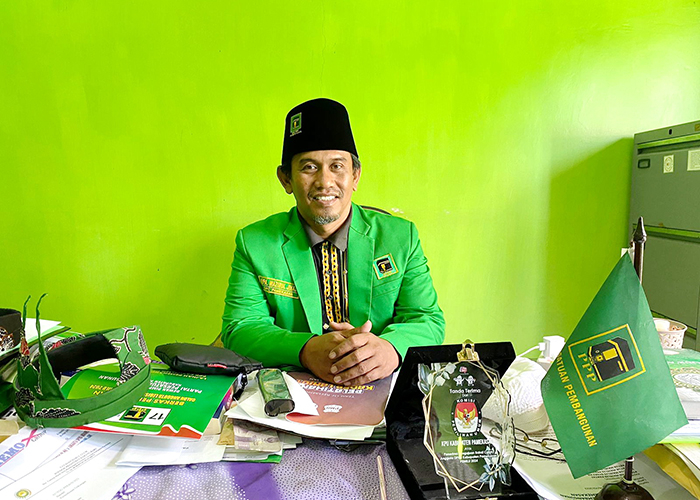 SANTAI: Ketua DPC PPP Pamekasan Wazirul Jihad saat ditemui JPRM di ruang kerjanya, Senin (11/9). (MOH. JUNAIDI/JPRM)