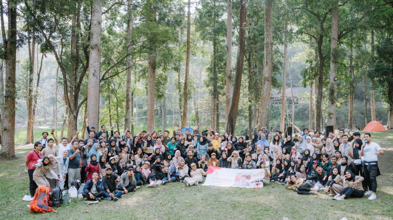 SEMANGAT: Relawan dari seluruh rombel Kelas Inspirasi Malang 9 berfoto bersama dalam acara refleksi di Wisata Taman Merak, Kecamatan Pujon, Malang, Sabtu (9/9). (KELAS INSPIRASI MALANG UNTUK JPRM)