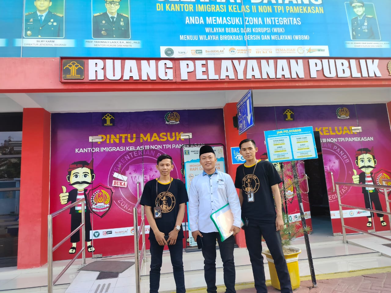 BERMANFAAT: Penerima undian umrah CV. Jawara Internasional Djaya Fathor Risky (tengah) usai mengurus pasport di Kantor Imigrasi Kelas II Non TPI Pamekasan, Kamis (14/9)