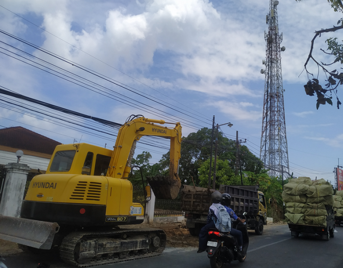 DIKERUK: Pekerja mengeruk gorong-gorong di jalan Desa Pabian, Jalan dr Cipto, menuju Jalan Lontar, Pangarangan, Kamis (14/9). (HERIVIYA YUVI/JPRM )