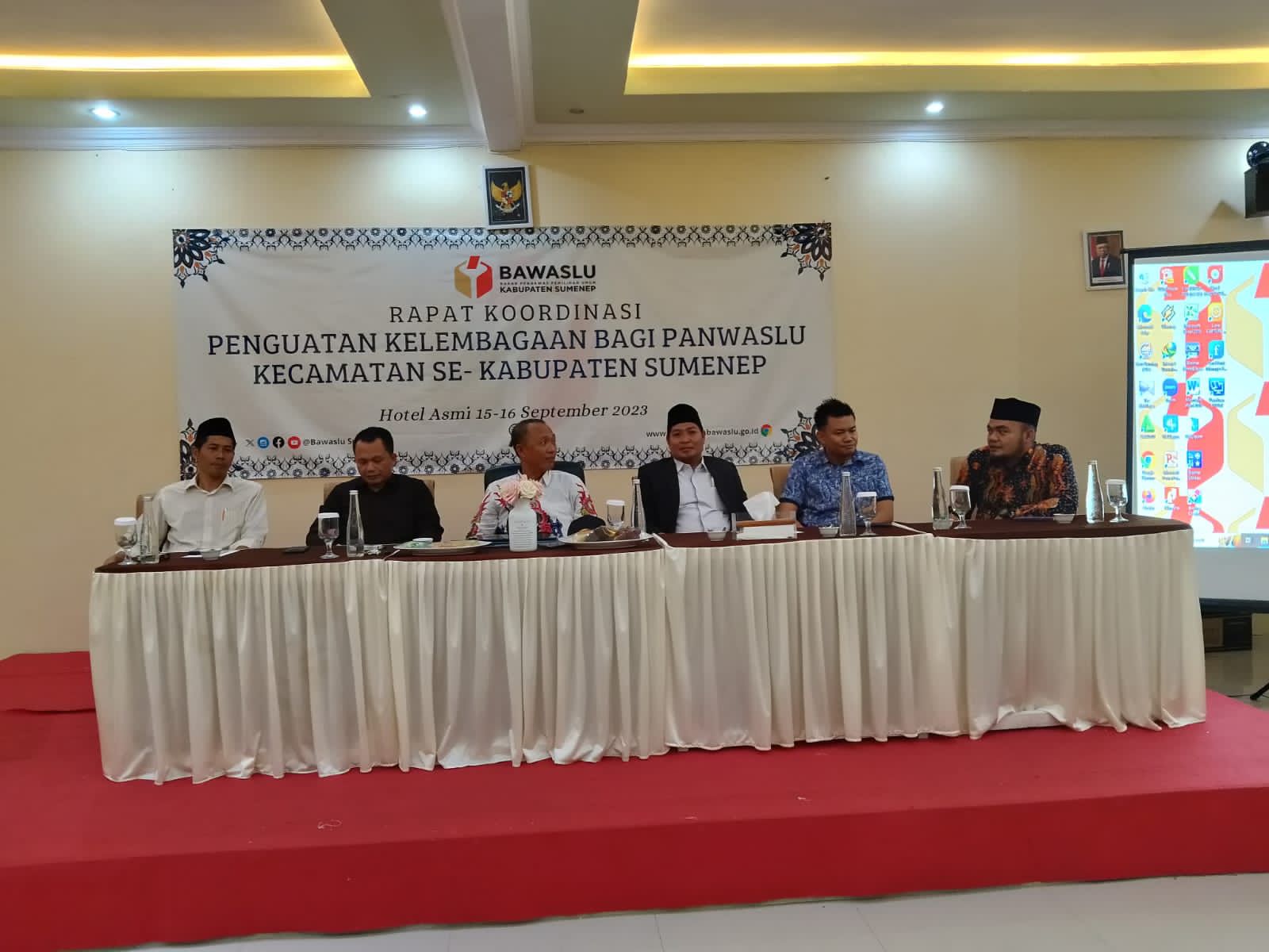Ketua Bawaslu Jatim A. Warits (tengah) bersama jajaran komisioner Bawaslu Sumenep menyampaikan materi penguatan kelembagaan bagi panwascam se-Sumenep, Jumat (15/9).