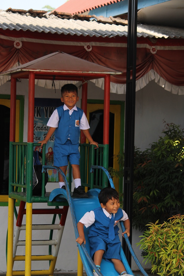 MENYENANGKAN: Siswa TK YKK 2 Bangkalan bermain alat permainan edukatif di halaman sekolahnya, Senin (4/9). (VIVIN AGUSTIN HARTONO/JPRM)