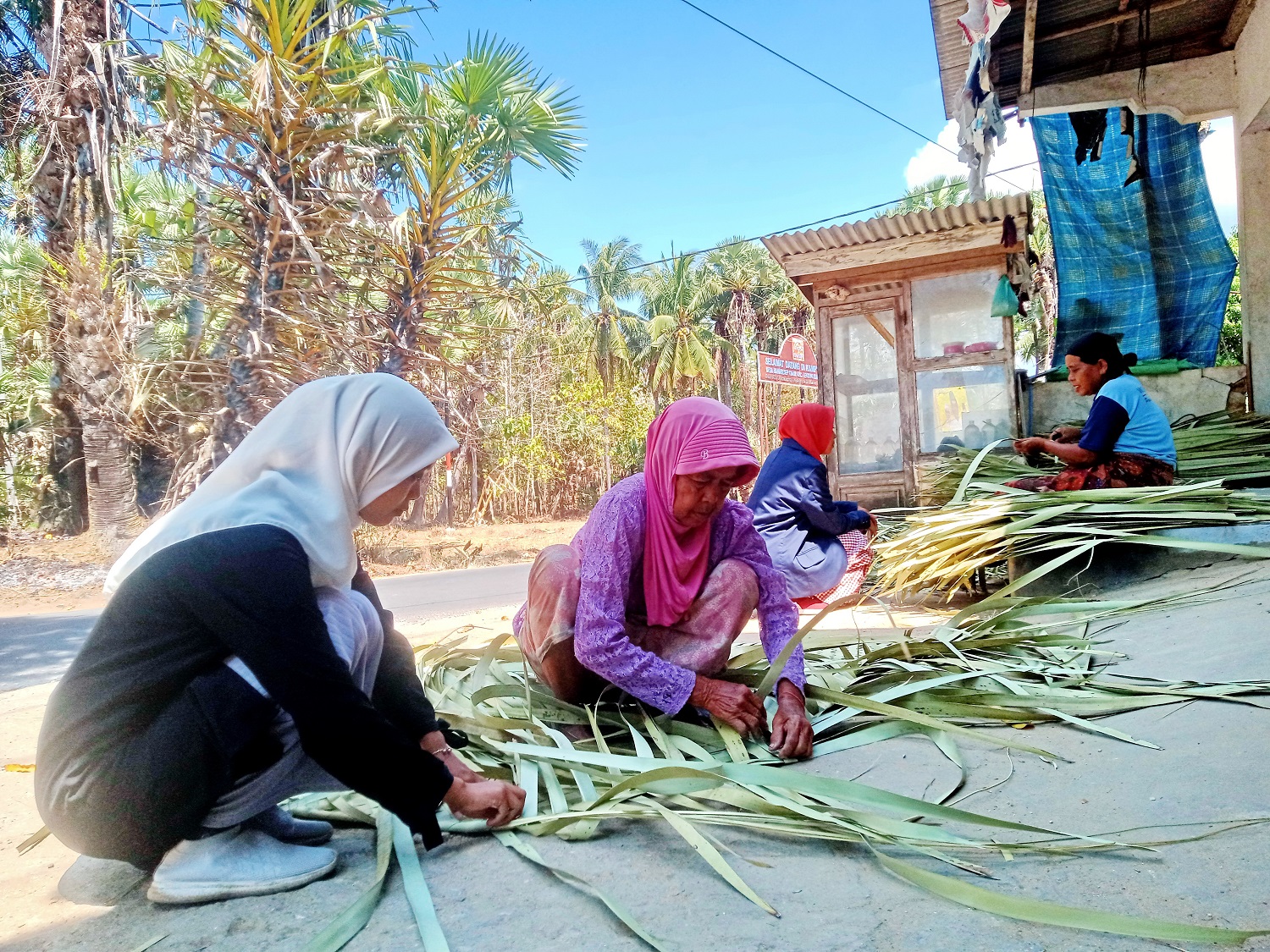 KREATIF: Sari dan Latifah memperlihatkan cara menganyam tikar siwalan di Dusun Talaga, Desa Banaresep Timur, Kecamatan Lenteng, Sumenep, Rabu (13/9). (HERIVIYA YUVI/JPRM)
