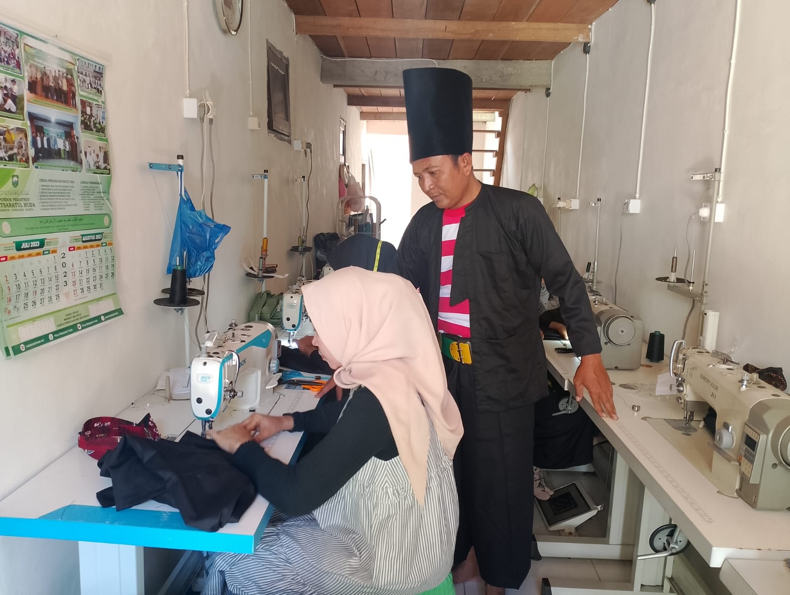 KREATIF: Safiuddin memantau karyawan saat membuat baju pesa&rsquo; di rumahnya yang terletak di Desa Panempan, Kecamatan Kota Pamekasan, Jumat (15/9). (UBAIDILLAHIR RA&rsquo;IE/JPRM)